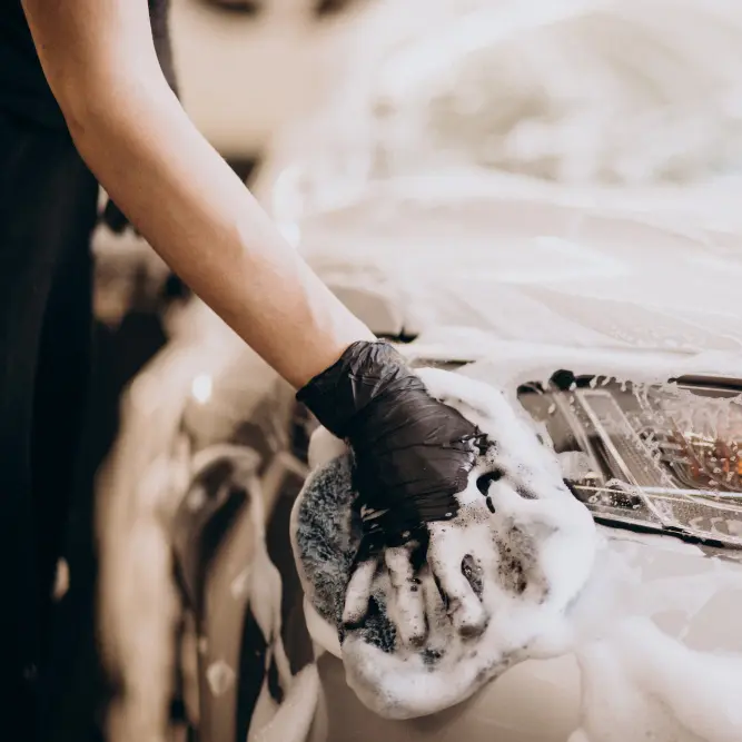 Hand, die Fahrzeug einschaeumt